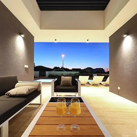 Beautiful In Kraj, Pasman Island With Outdoor Swimming Pool, Wifi And 3 Bedrooms *