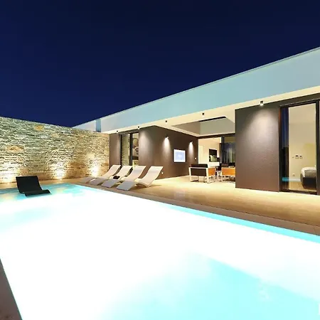 Beautiful In Kraj, Pasman Island With Outdoor Swimming Pool, Wifi And 3 Bedrooms *
