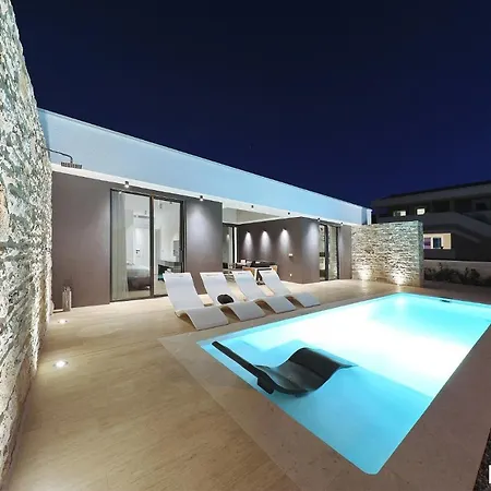 Beautiful In Kraj, Pasman Island With Outdoor Swimming Pool, Wifi And 3 Bedrooms Ugrinici