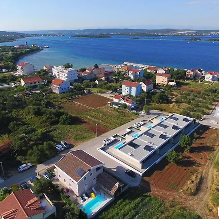 Beautiful In Kraj, Pasman Island With Outdoor Swimming Pool, Wifi And 3 Bedrooms Ugrinici