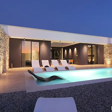 Beautiful In Kraj, Pasman Island With Outdoor Swimming Pool, Wifi And 3 Bedrooms * Ugrinici